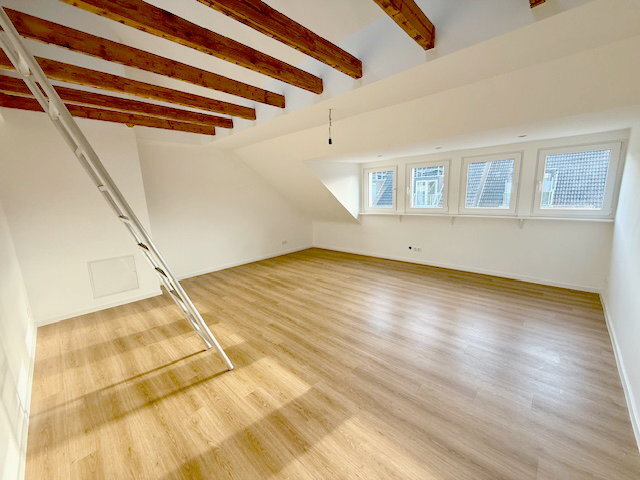 Im Herzen von Neuss: Helle und moderne 3-Zimmerwohnung im Dachgeschoss mit Tageslichtduschbad - Foto 4
